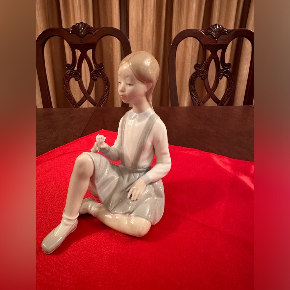 Lladro Handmade in Spain-Porcelain Figurine of “Girl w/Flower” Excellent Cond